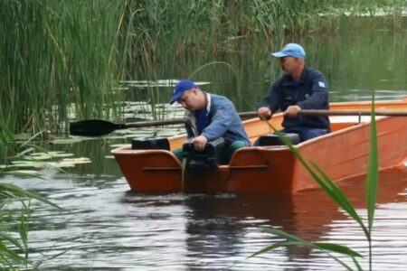 Озеро Жандарка у Києві очистили хлорелою для боротьби з “цвітінням” води