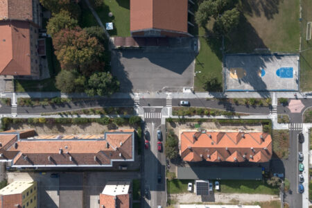 В італійському місті вулицю перетворили на безперервний парк